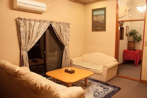 Ferienhaus (Private Vacation) | Wohnzimmer | Flachbildfernseher