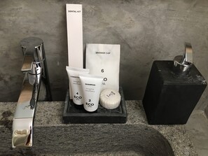 Dusche, Regendusche, kostenlose Toilettenartikel, Haartrockner