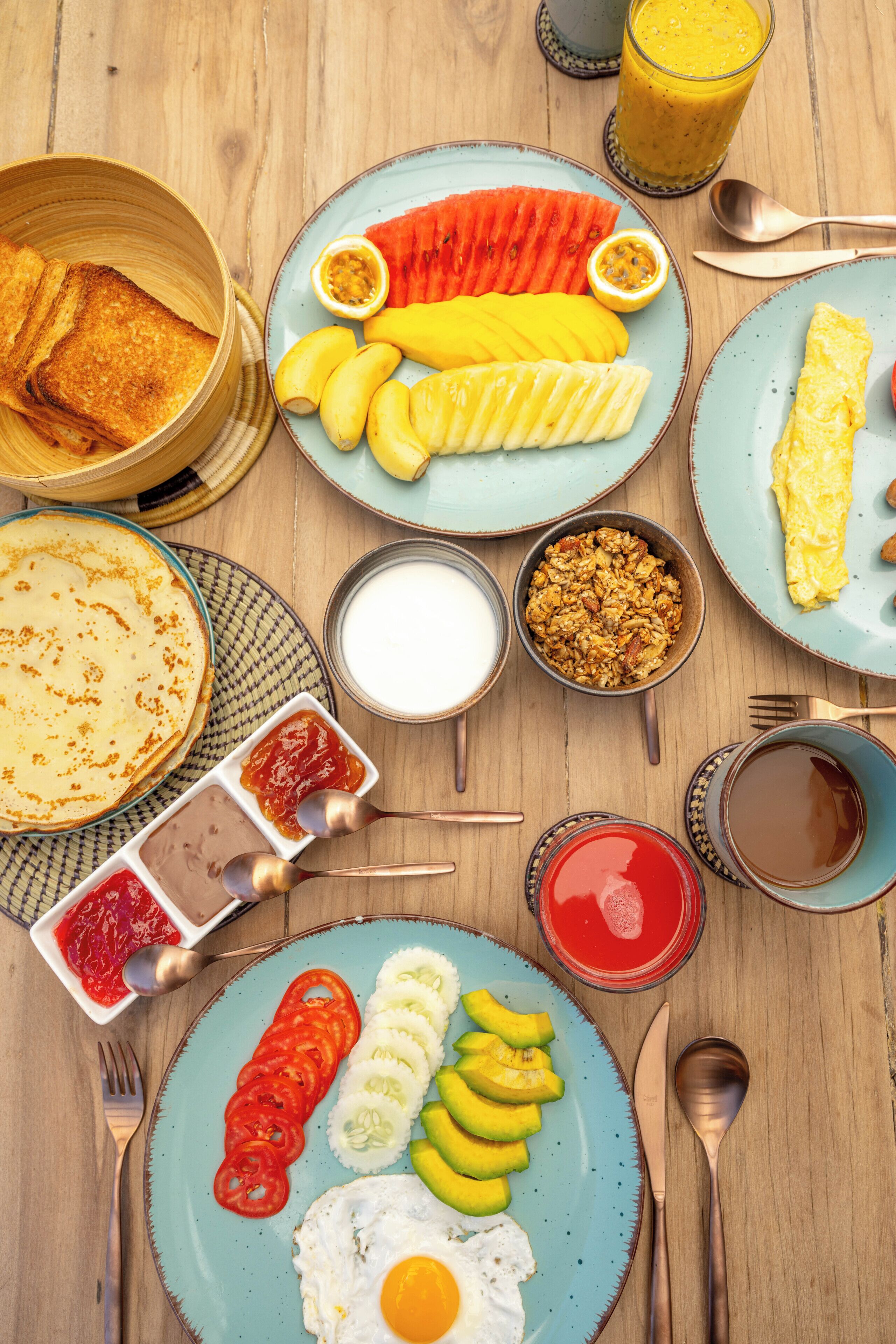 Ein reichhaltiges Frühstücksbuffet mit Toast, Obst, Eiern und verschiedenen Beilagen.