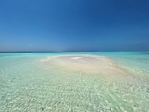หาดส่วนตัว, ทรายสีขาว, เก้าอี้อาบแด  ด, ร่มชายหาด