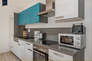 Kühlschrank, Mikrowelle, Herdplatte, Geschirrspüler