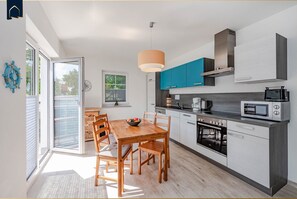 Kühlschrank, Mikrowelle, Herdplatte, Geschirrspüler