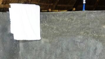 Cottage | Bathroom | Shower, rainfall showerhead, free toiletries, towels