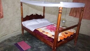 Individually decorated, individually furnished, desk, rollaway beds - Grassroots Cottages & Tours (Purongo)