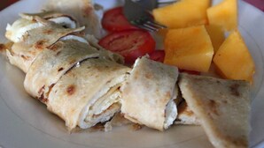 Free daily full breakfast - Grassroots Cottages & Tours (Purongo)