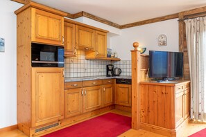 Kühlschrank, Mikrowelle, Herdplatte, Geschirrspüler