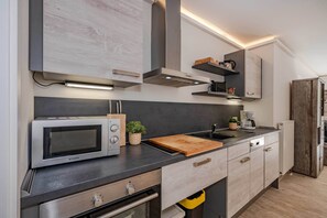 Geladeira, micro-ondas, fogão, cooktop