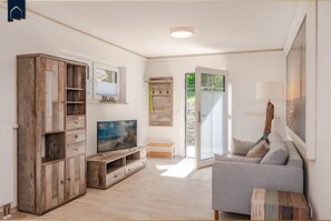 TV, table tennis - Cozy vacation apartment in Heringsdorf with terrace - close to the beach and family-friendly (Seebad Heringsdorf)