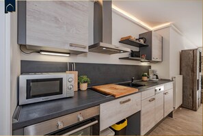 Kühlschrank, Mikrowelle, Ofen, Herdplatte