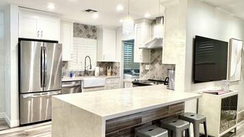 Jääkaappi, mikroaaltouuni, uuni, liesi