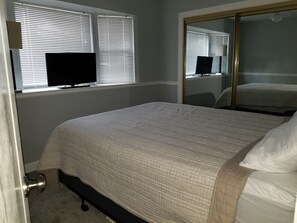 5 bedrooms, desk, iron/ironing board, travel cot - TWO BIG FAMILY AREAS means more for everyone! 7 parking spaces as well (Big Bear)