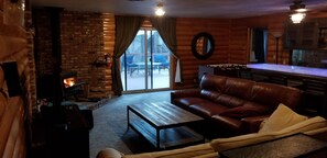 Smart TV, fireplace, video games, DVD player - TWO BIG FAMILY AREAS means more for everyone! 7 parking spaces as well (Big Bear)