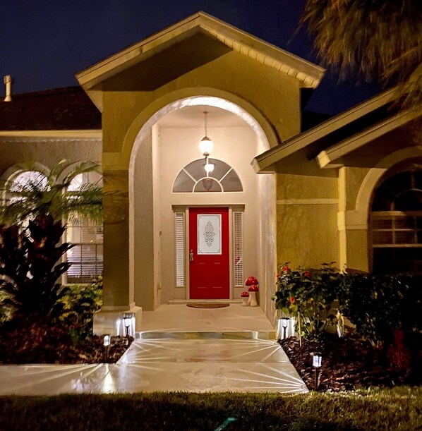 Exterior detail - AWESOME HOUSE 5 bed/4 bath, south facing pool with spa & games room (Clermont)