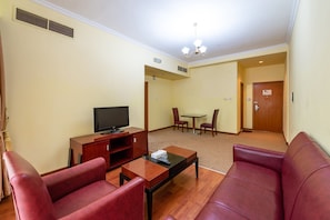 One Bedroom Apartment, King Bed | Wohnzimmer | Flachbildfernseher