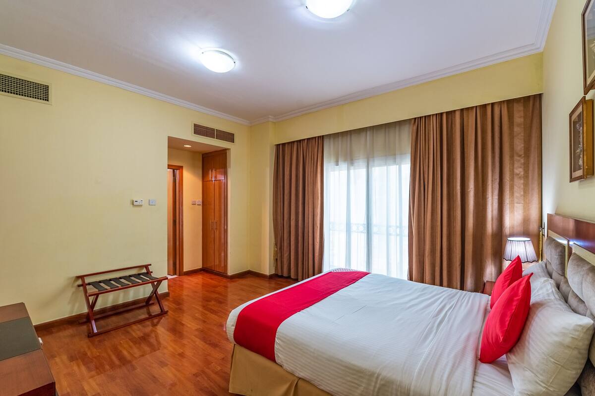 One Bedroom Apartment, King Bed | Insonorización y tabla de planchar con plancha