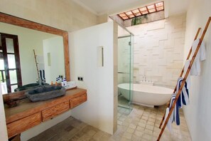 Villa, 2 Schlafzimmer, eigener Pool | Badezimmer | Badewanne und Dusche (separat), Komfortbadewanne