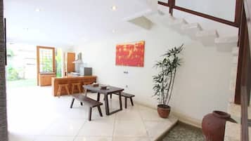 Villa, 2 Schlafzimmer, eigener Pool | Essbereich im Zimmer