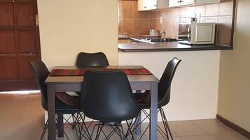 Family Apartment | In-room dining