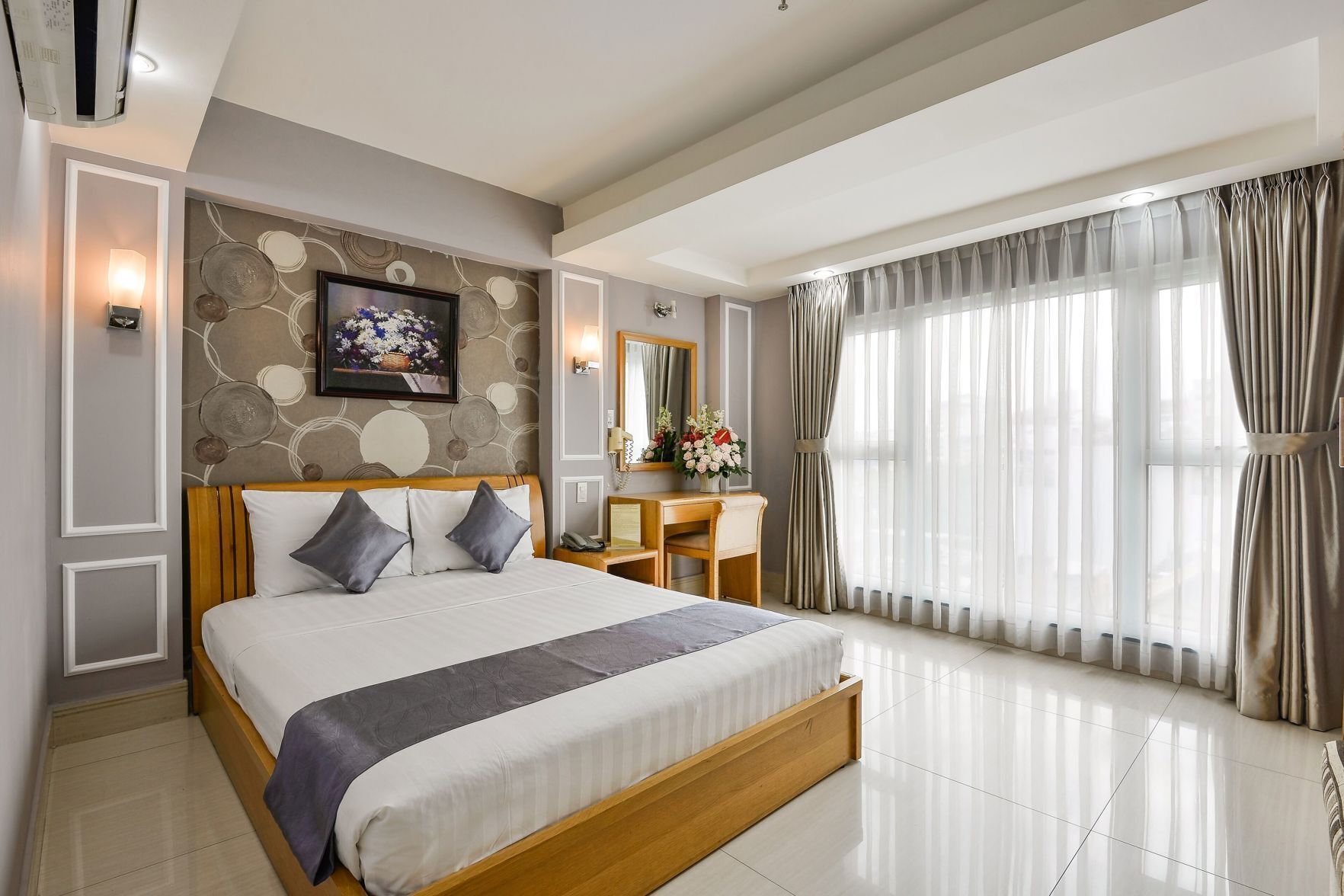 Roupas de cama premium, frigobar, cofres nos quartos, escrivaninha