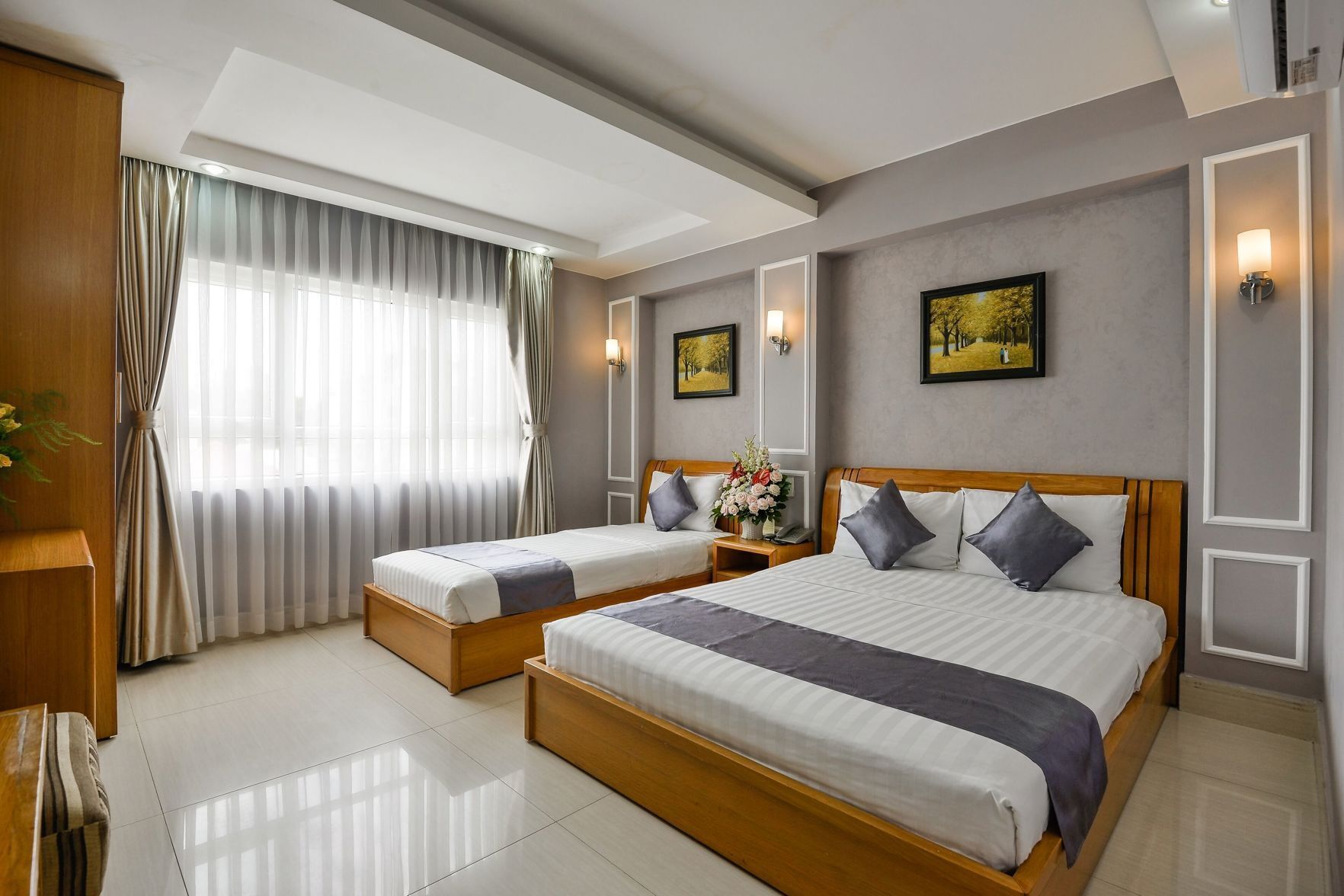 Roupas de cama premium, frigobar, cofres nos quartos, escrivaninha