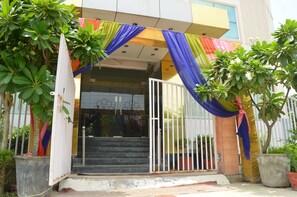 Property entrance - Hotel Samrat Kaushambi (Ghaziabad)