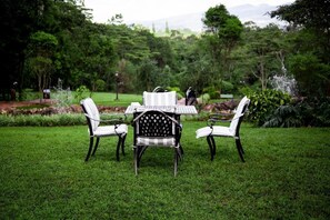 Aamiainen, lounas ja illallinen; paikallinen ja kansainvälinen keittiö 