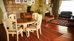 Aamiainen, lounas ja illallinen; paikallinen ja kansainvälinen keittiö 