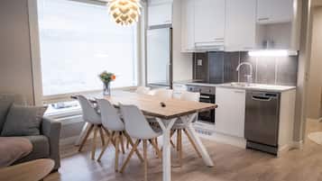 Full-sized fridge, microwave, oven, stovetop