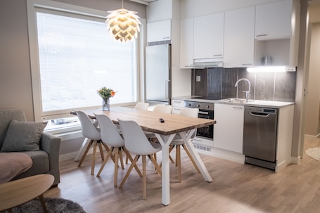 Full-size fridge, microwave, oven, stovetop