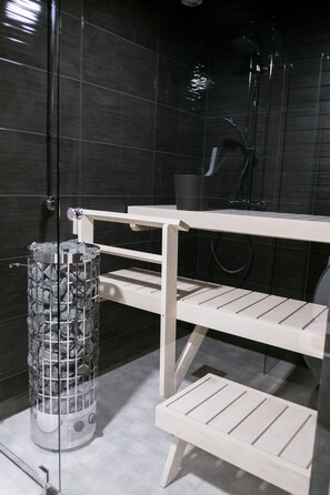 Een douche, gratis toiletartikelen, een haardroger, badjassen