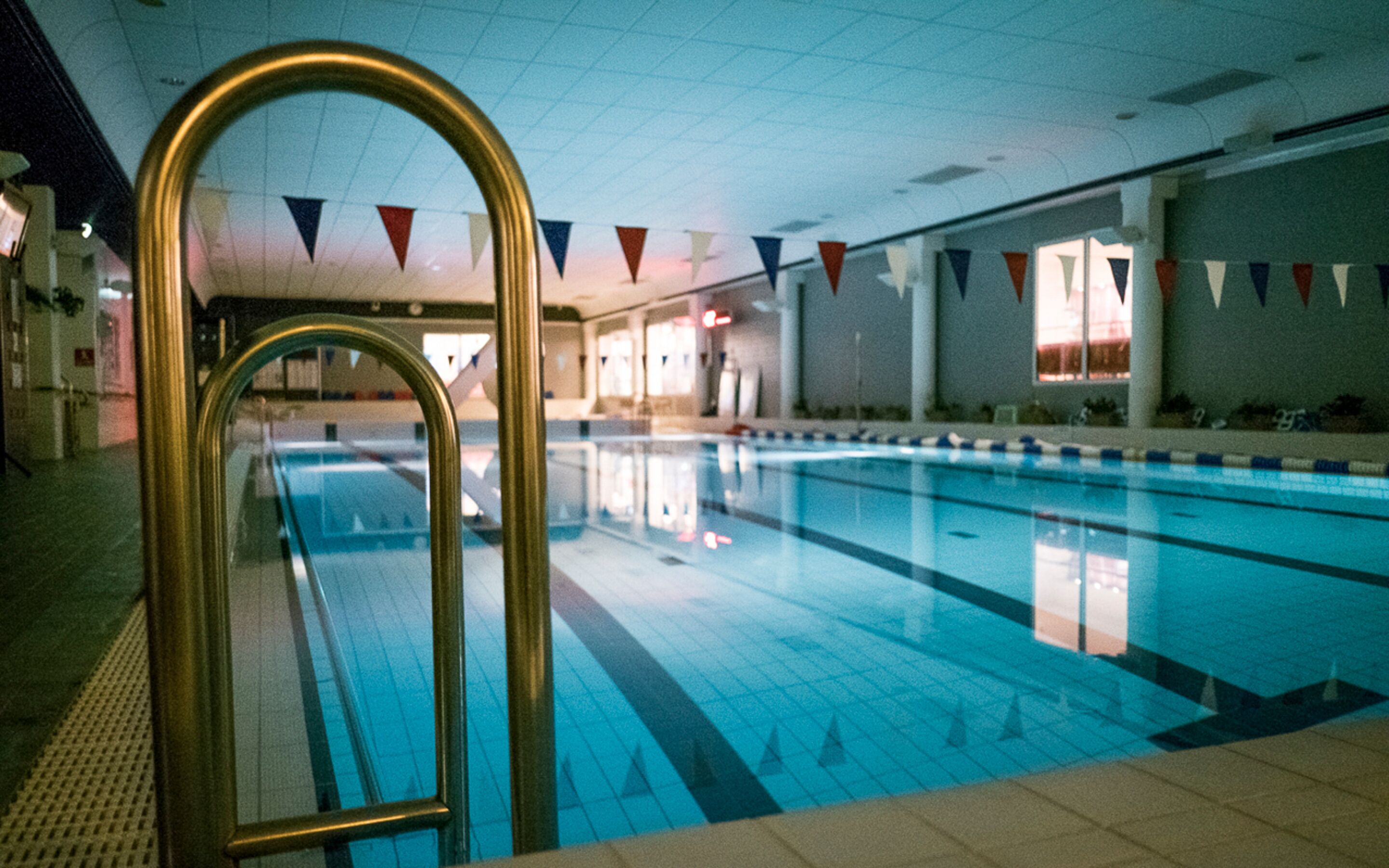 Una piscina cubierta, socorrista en las instalaciones