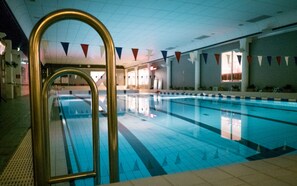 Een binnenzwembad en redders ter plaatse