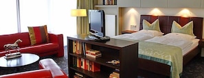Minibar, in-room safe, desk, free WiFi - Hotel Landhaus Pollmeyer (Friesoythe)