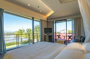 Escrivaninha, cortinas blackout, Wi-Fi de cortesia, roupa de cama