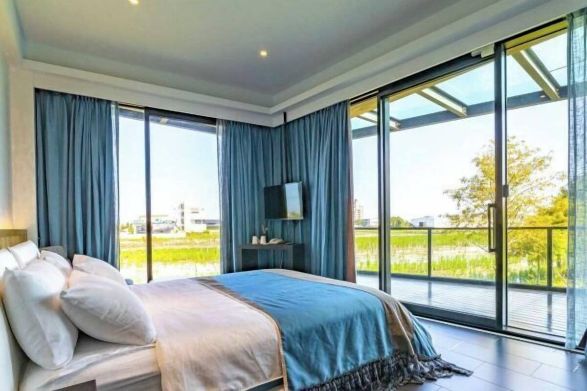 Desk, blackout curtains, free WiFi, bed sheets