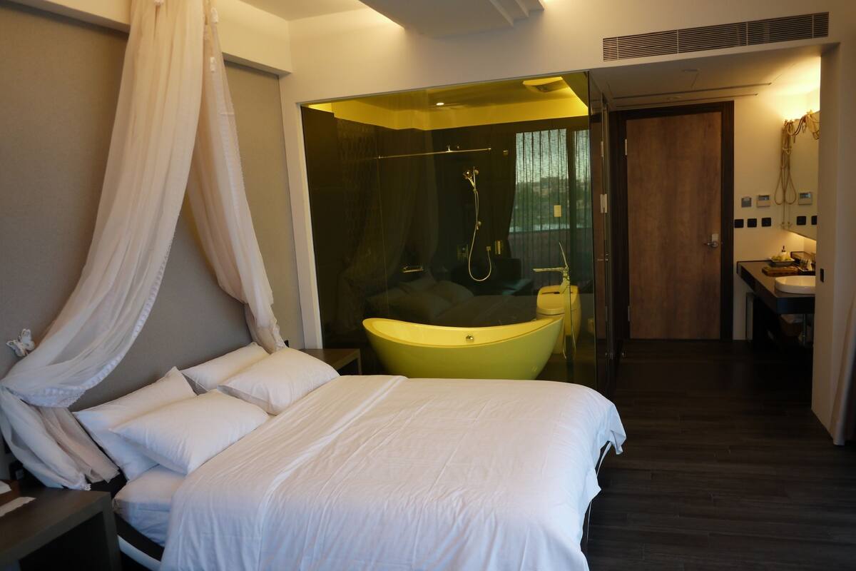 Desk, blackout curtains, free WiFi, bed sheets