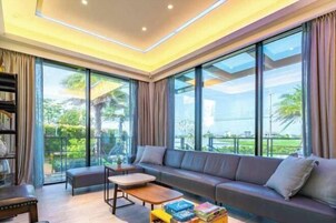 Escritorio, cortinas opacas, wifi gratis y ropa de cama