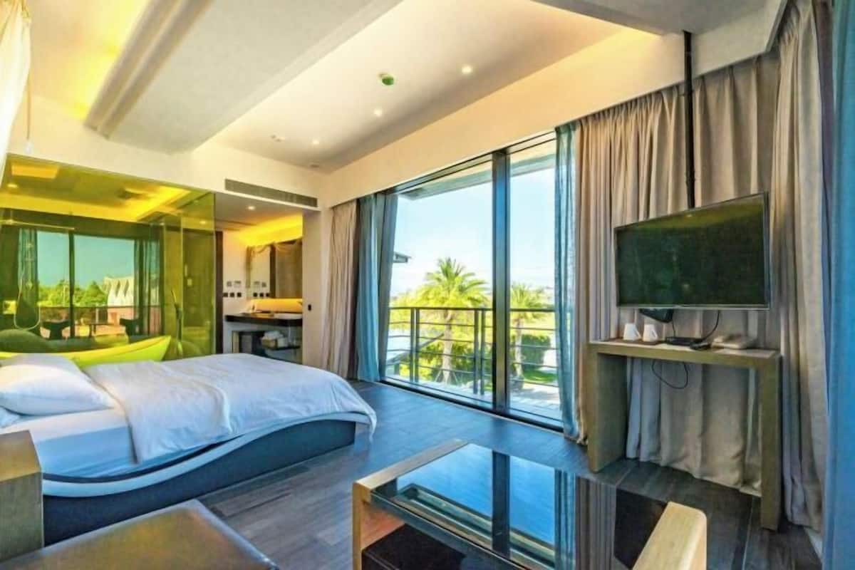 Desk, blackout curtains, free WiFi, bed sheets