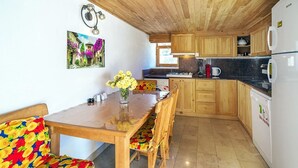 Villa, 2 chambres | Coin cuisine privé | Grand réfrigérateur, four, plaque de cuisson, lave-vaisselle