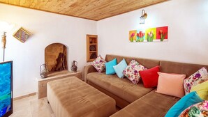 Villa, 2 chambres | Coin séjour | Télévisions à écran plasma