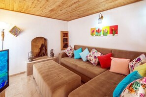 Villa, 2 Schlafzimmer | Wohnbereich | Plasmafernseher