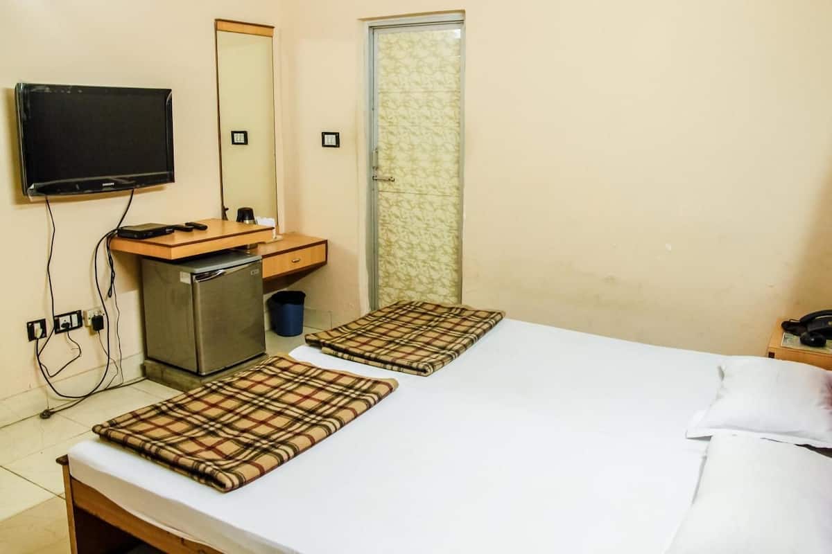 Deluxe Double Room, 1 Double Bed, Non Smoking, City View | Desk, rollaway beds (surcharge), WiFi (free)