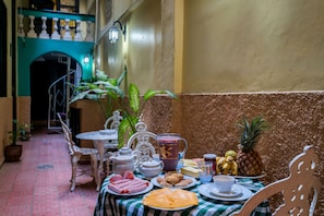 Petit déjeuner continental (10 USD par personne)