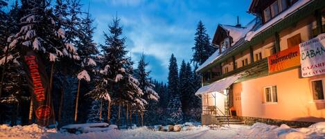 住宿正面 - 傍晚/夜晚