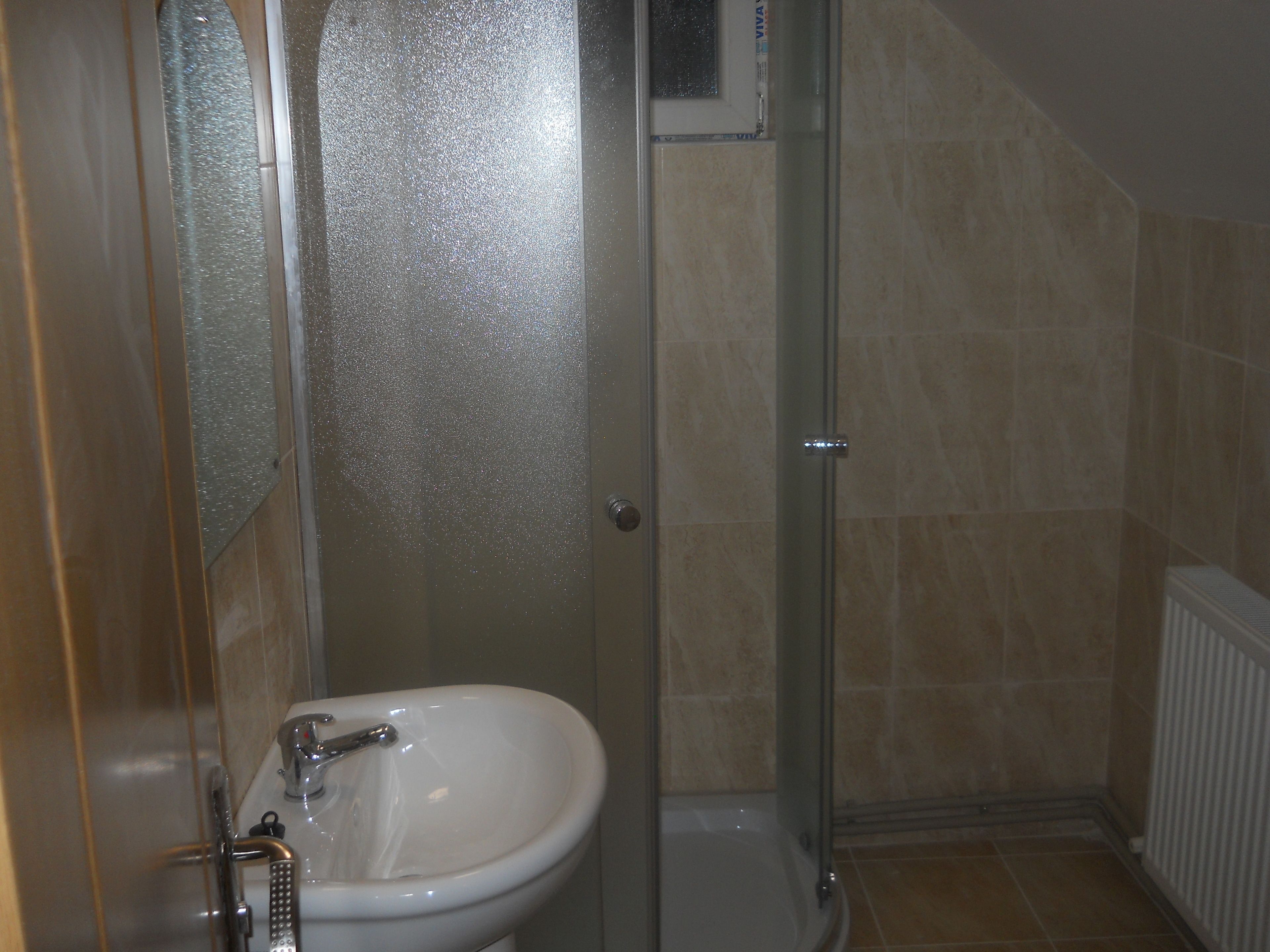 Habitación triple familiar, vistas a la montaña | Baño | Bañera profunda, artículos de higiene personal gratuitos y toallas