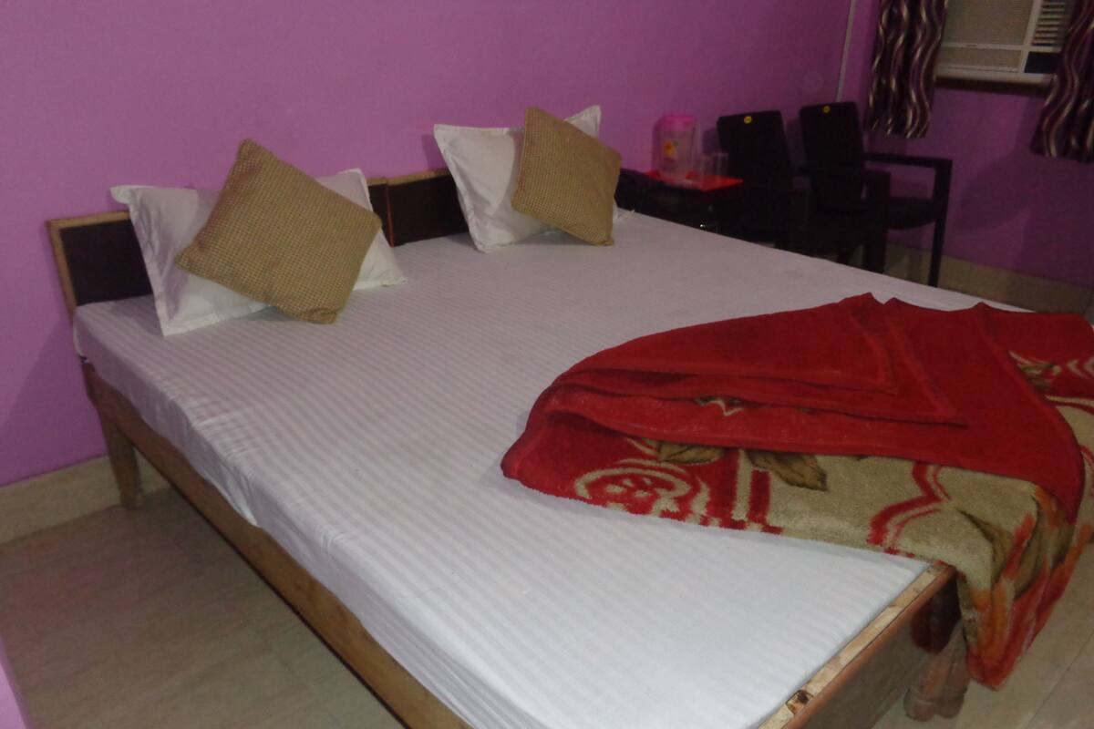 Basic Double Room, 1 Double Bed, Smoking | 1 bedroom, desk, rollaway beds (surcharge), WiFi (free)