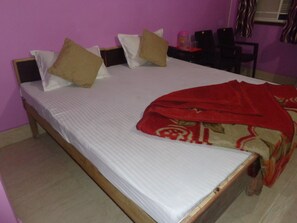 ベーシック ダブルルーム ダブルベッド 1 台 喫煙可 | 1 室のベッドルーム、デスク、可動式ベッド、WiFi (無料)