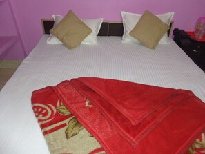 Basic Double Room, 1 Double Bed, Smoking | 1 bedroom, desk, rollaway beds, free WiFi