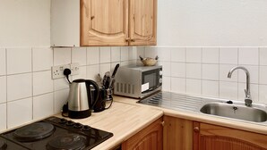 Business Apartment, 1 Bedroom, Non Smoking, Ensuite | Private kitchen | Coffee/tea maker, fridge, microwave, oven - Crawford Street (London)
