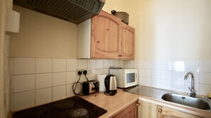 Classic-huoneisto, 1 parisänky, tupakointi kielletty, kylpyhuone makuuhuoneen yhteydessä | Yksityinen keittiö | Kahvin-/teenkeitin, jääkaappi, mikroaaltouuni, uuni